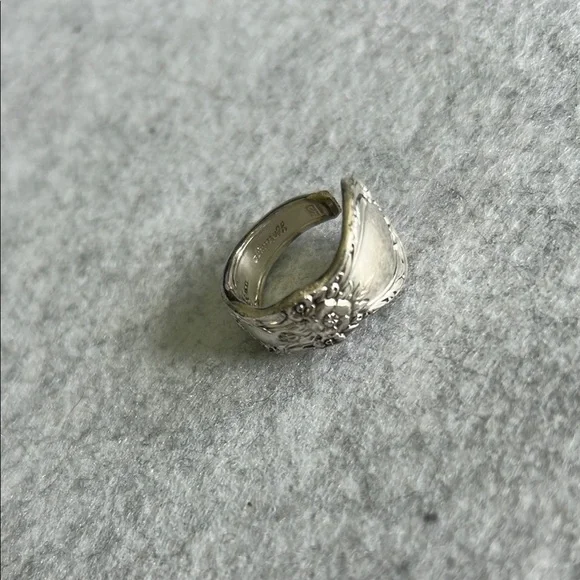 Oneida Stainless Steel Vintage-Inspired Thumb Ring - Picture 13 of 16